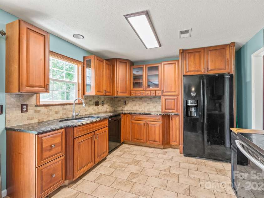 1276 Winding Path Road, Clover, SC 29710.  MLS# CAR4272522, YatesRealty ID 26302. Kitchen