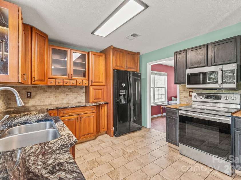 1276 Winding Path Road, Clover, SC 29710.  MLS# CAR4272522, YatesRealty ID 26302. Kitchen