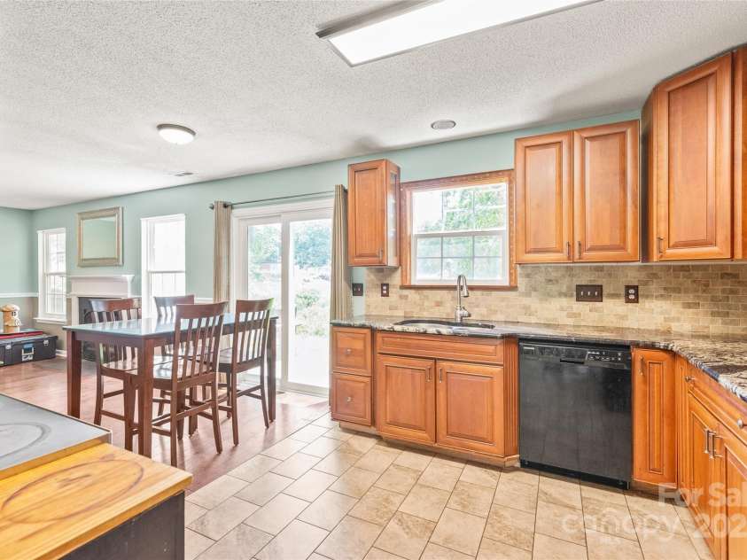 1276 Winding Path Road, Clover, SC 29710.  MLS# CAR4272522, YatesRealty ID 26302. Kitchen