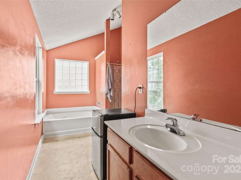 1276 Winding Path Road, Clover, SC 29710.  MLS# CAR4272522, YatesRealty ID 26302. Primary Bathroom