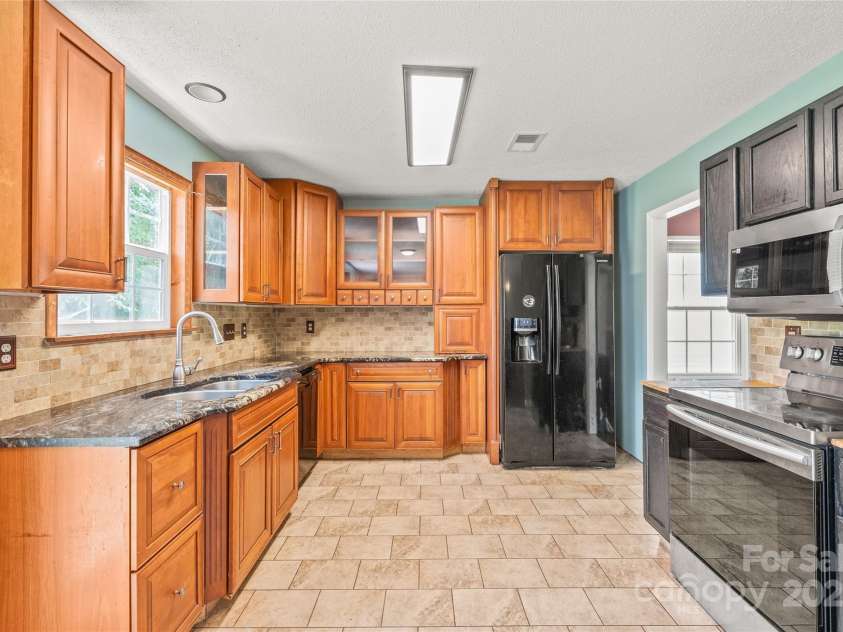 1276 Winding Path Road, Clover, SC 29710.  MLS# CAR4272522, YatesRealty ID 26302. Spacious tiled kitchen with granite counters and tile backsplash