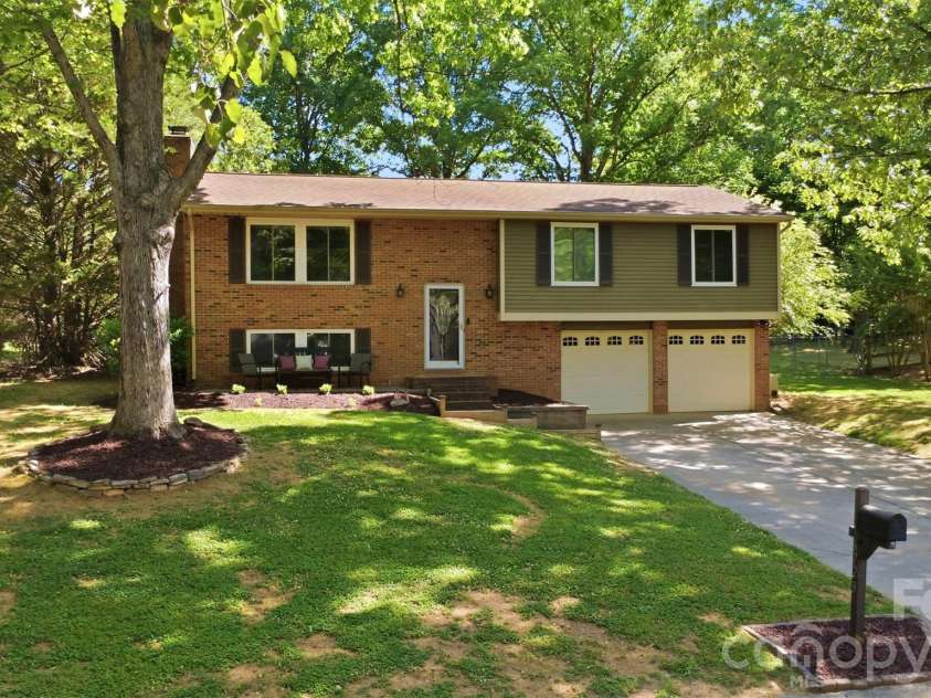 6723 Rollingridge Drive, Charlotte, NC 28211.  MLS# CAR4371178, YatesRealty ID 26303. 