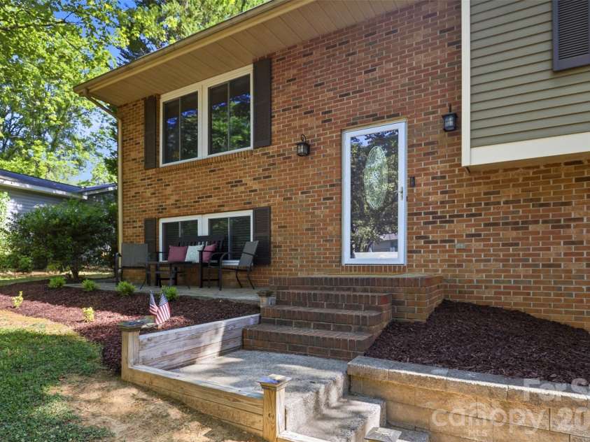 6723 Rollingridge Drive, Charlotte, NC 28211.  MLS# CAR4371178, YatesRealty ID 26303. 