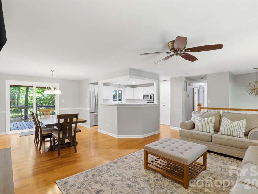 6723 Rollingridge Drive, Charlotte, NC 28211.  MLS# CAR4371178, YatesRealty ID 26303. 