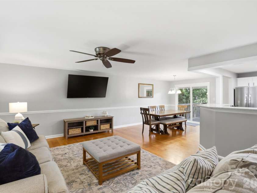 6723 Rollingridge Drive, Charlotte, NC 28211.  MLS# CAR4371178, YatesRealty ID 26303. 