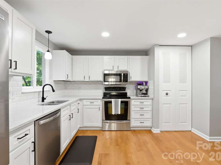 6723 Rollingridge Drive, Charlotte, NC 28211.  MLS# CAR4371178, YatesRealty ID 26303. 