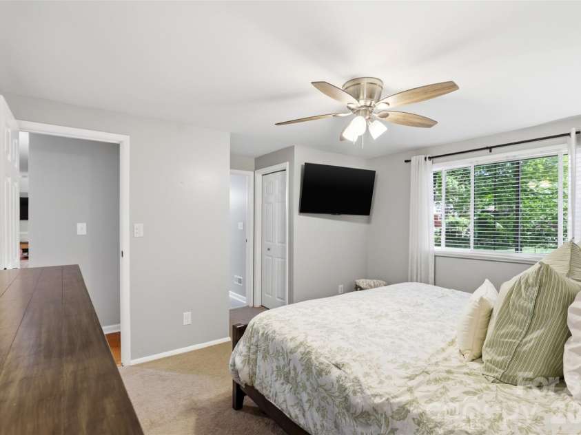 6723 Rollingridge Drive, Charlotte, NC 28211.  MLS# CAR4371178, YatesRealty ID 26303. 