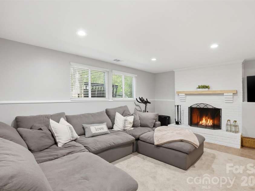 6723 Rollingridge Drive, Charlotte, NC 28211.  MLS# CAR4371178, YatesRealty ID 26303. 