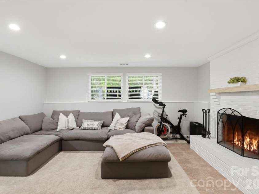 6723 Rollingridge Drive, Charlotte, NC 28211.  MLS# CAR4371178, YatesRealty ID 26303. 