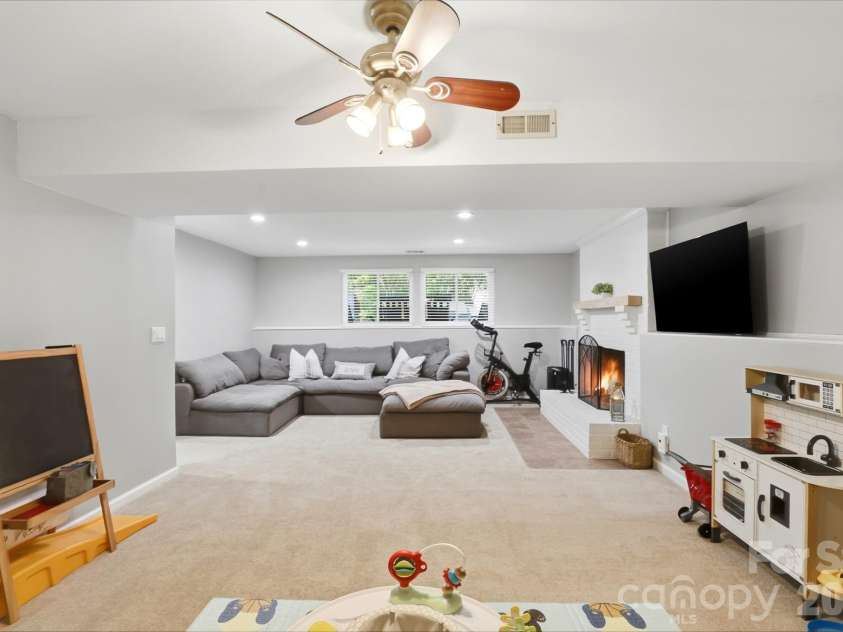 6723 Rollingridge Drive, Charlotte, NC 28211.  MLS# CAR4371178, YatesRealty ID 26303. 