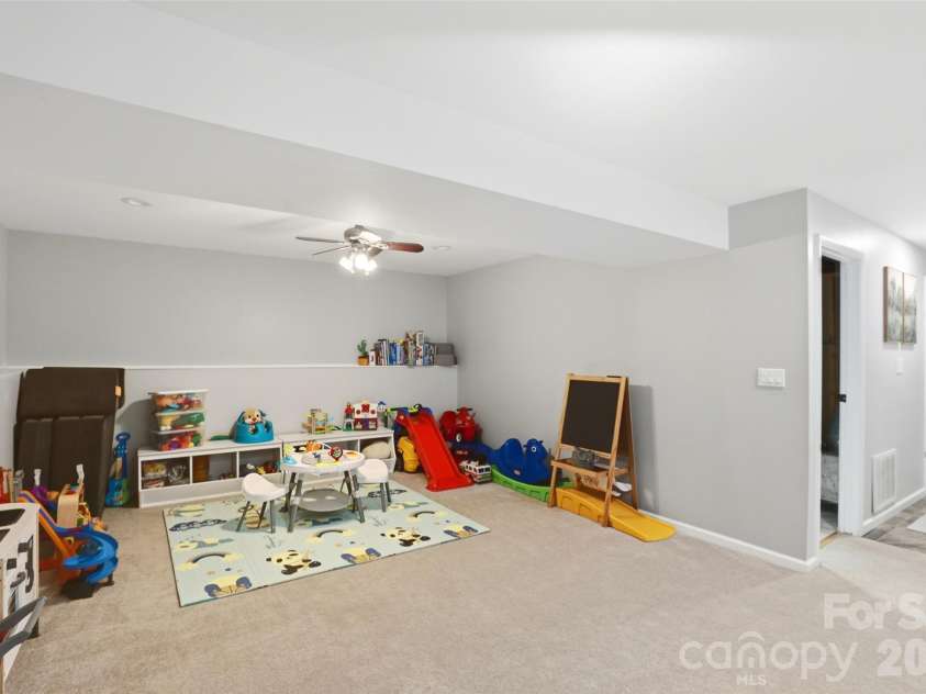 6723 Rollingridge Drive, Charlotte, NC 28211.  MLS# CAR4371178, YatesRealty ID 26303. 