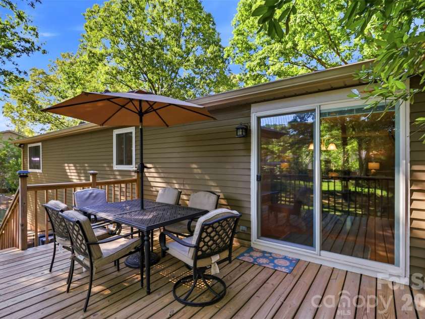 6723 Rollingridge Drive, Charlotte, NC 28211.  MLS# CAR4371178, YatesRealty ID 26303. 