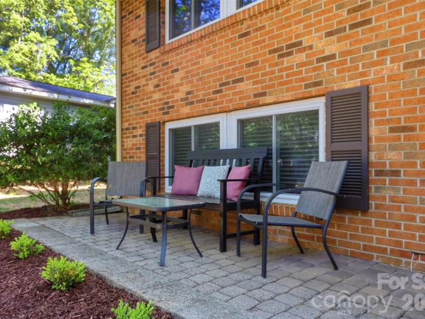 6723 Rollingridge Drive, Charlotte, NC 28211.  MLS# CAR4371178, YatesRealty ID 26303. 