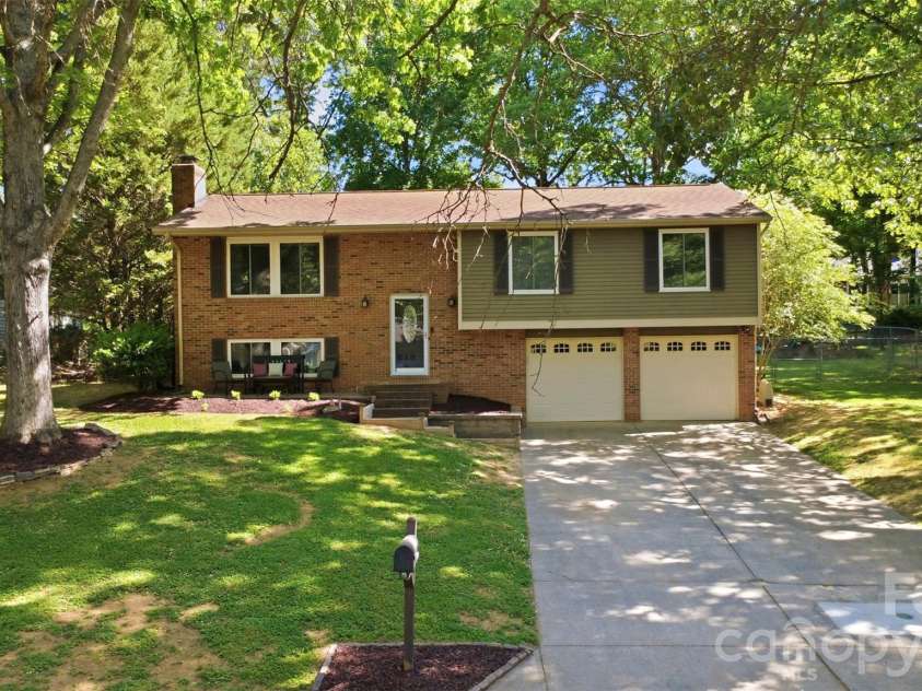 6723 Rollingridge Drive, Charlotte, NC 28211.  MLS# CAR4371178, YatesRealty ID 26303. 