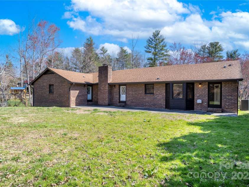35 Tree Top Drive, Arden, NC 28704.  MLS# CAR4237850, YatesRealty ID 26306. 2700 Square feet on one level