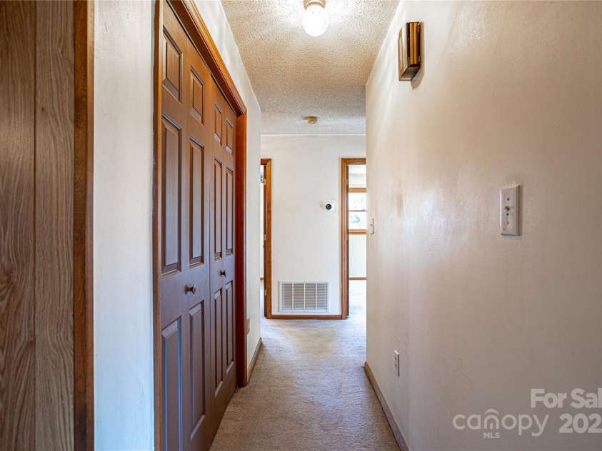 35 Tree Top Drive, Arden, NC 28704.  MLS# CAR4237850, YatesRealty ID 26306. 