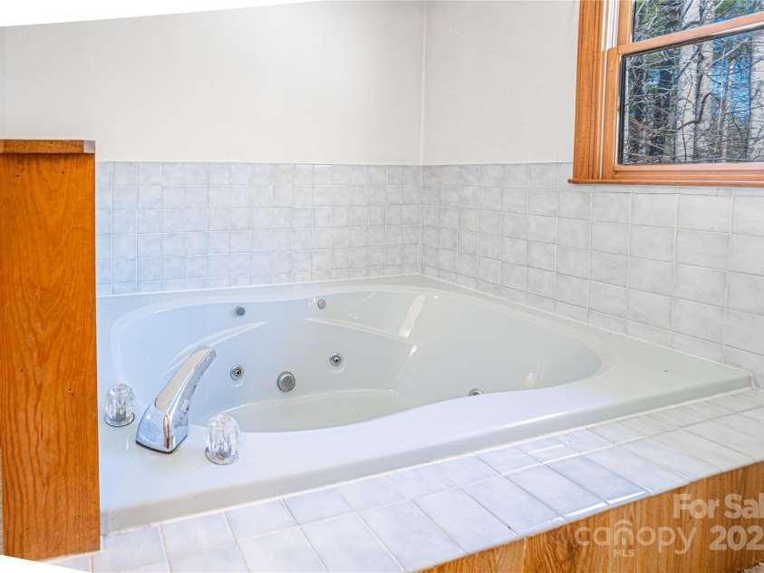 35 Tree Top Drive, Arden, NC 28704.  MLS# CAR4237850, YatesRealty ID 26306. 