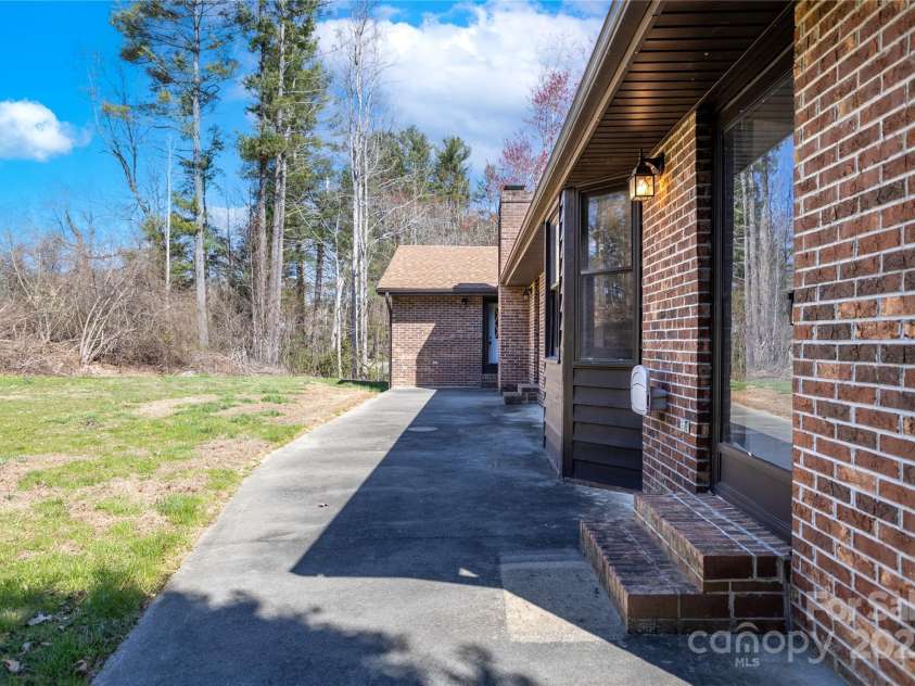35 Tree Top Drive, Arden, NC 28704.  MLS# CAR4237850, YatesRealty ID 26306. 