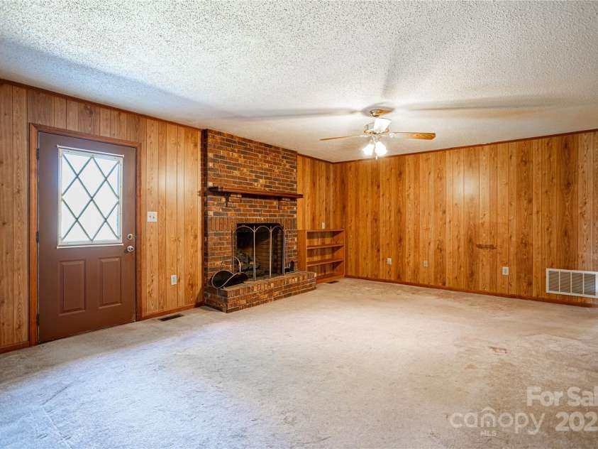 35 Tree Top Drive, Arden, NC 28704.  MLS# CAR4237850, YatesRealty ID 26306. Great room with entrance to back patio