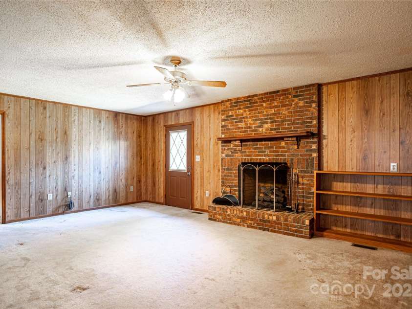 35 Tree Top Drive, Arden, NC 28704.  MLS# CAR4237850, YatesRealty ID 26306. Kitchen beside great room