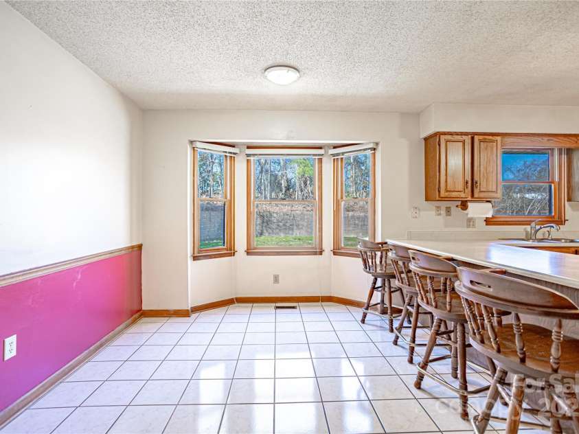 35 Tree Top Drive, Arden, NC 28704.  MLS# CAR4237850, YatesRealty ID 26306. Large kitchen with breakfast bar and eating area