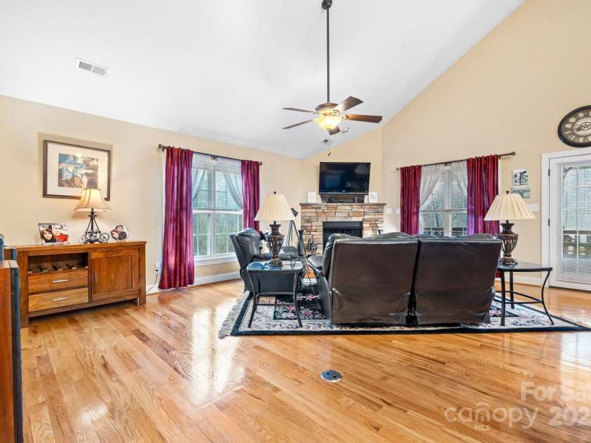 1263 Waterford Drive, Hickory, NC 28602.  MLS# CAR4235247, YatesRealty ID 2631. 