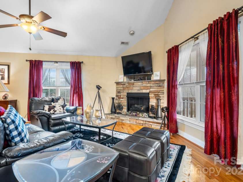 1263 Waterford Drive, Hickory, NC 28602.  MLS# CAR4235247, YatesRealty ID 2631. 