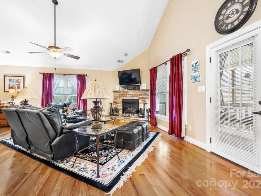 1263 Waterford Drive, Hickory, NC 28602.  MLS# CAR4235247, YatesRealty ID 2631. 