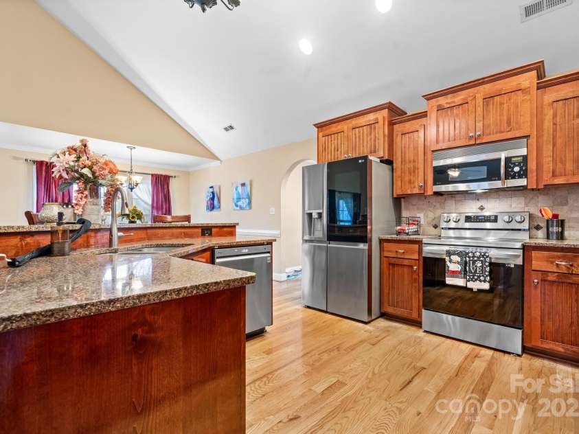 1263 Waterford Drive, Hickory, NC 28602.  MLS# CAR4235247, YatesRealty ID 2631. 