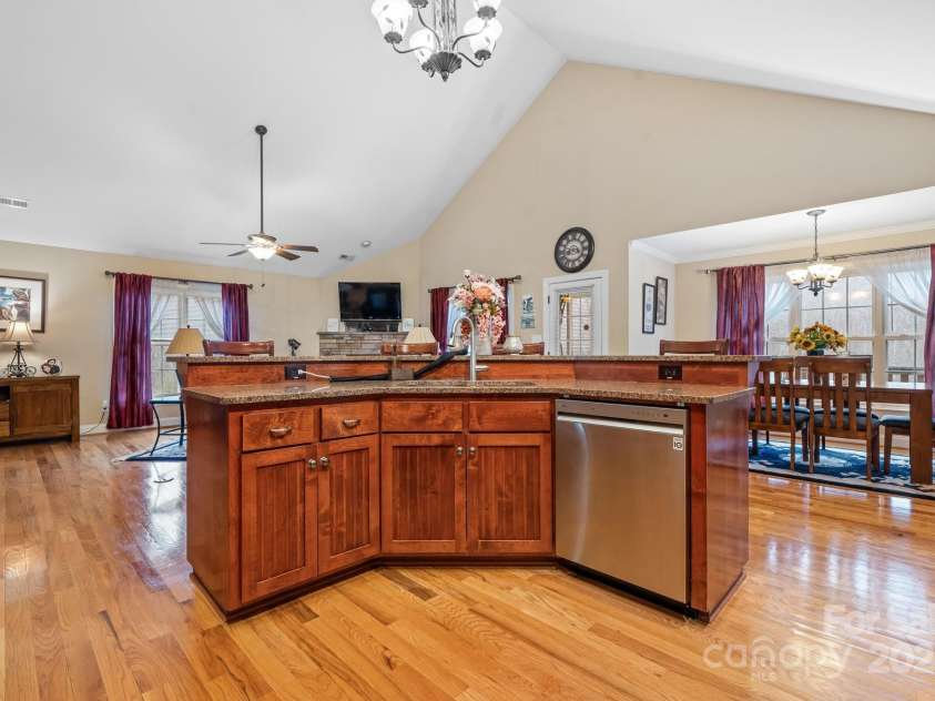 1263 Waterford Drive, Hickory, NC 28602.  MLS# CAR4235247, YatesRealty ID 2631. 