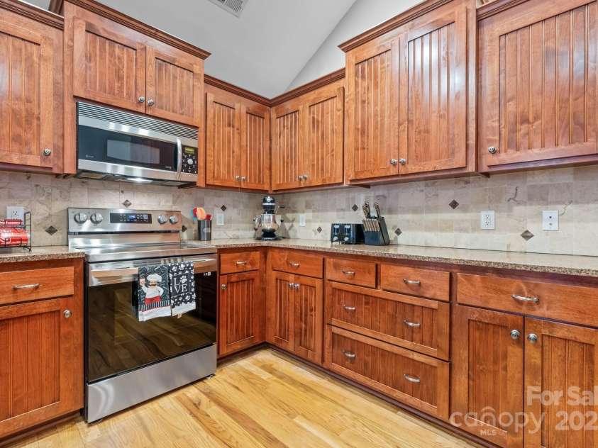 1263 Waterford Drive, Hickory, NC 28602.  MLS# CAR4235247, YatesRealty ID 2631. 