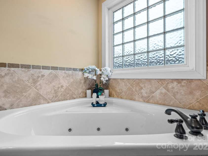 1263 Waterford Drive, Hickory, NC 28602.  MLS# CAR4235247, YatesRealty ID 2631. 