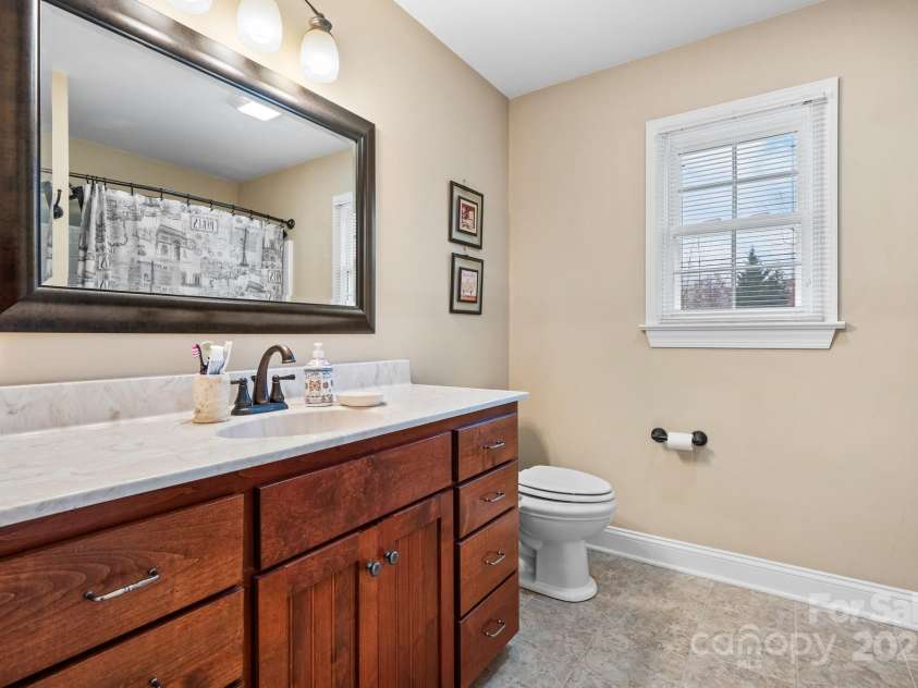 1263 Waterford Drive, Hickory, NC 28602.  MLS# CAR4235247, YatesRealty ID 2631. 