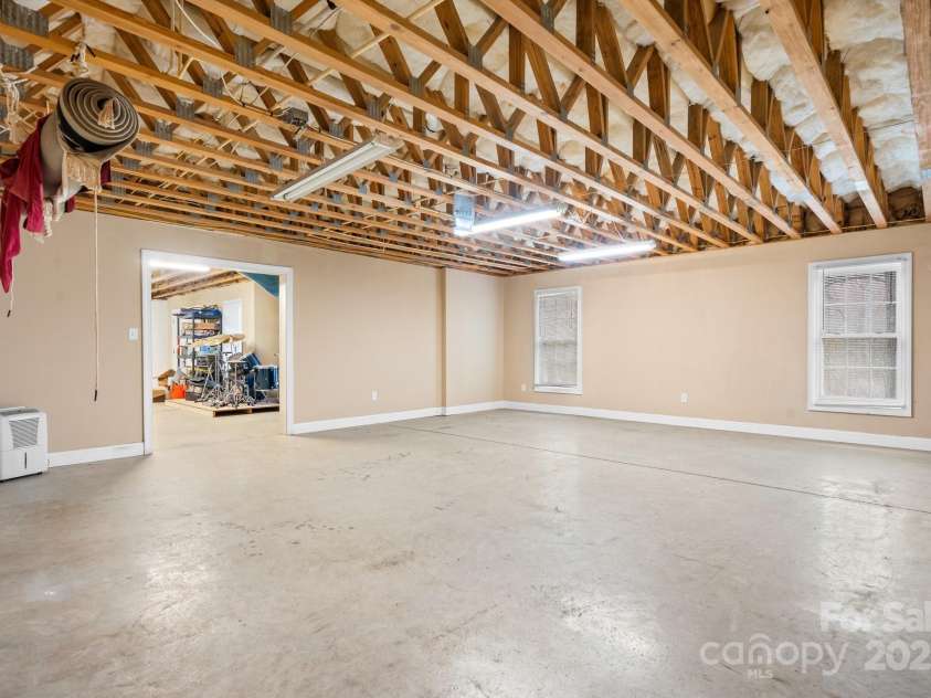 1263 Waterford Drive, Hickory, NC 28602.  MLS# CAR4235247, YatesRealty ID 2631. 