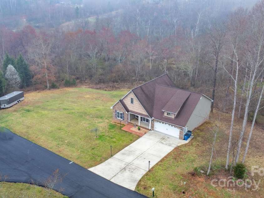 1263 Waterford Drive, Hickory, NC 28602.  MLS# CAR4235247, YatesRealty ID 2631. 