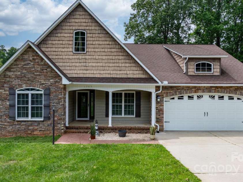 1263 Waterford Drive, Hickory, NC 28602.  MLS# CAR4235247, YatesRealty ID 2631. 