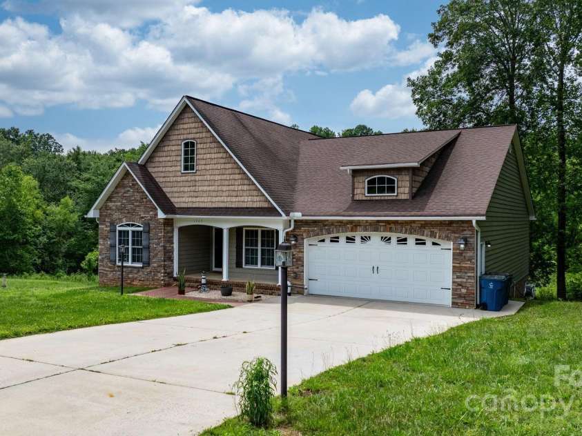 1263 Waterford Drive, Hickory, NC 28602.  MLS# CAR4235247, YatesRealty ID 2631. 