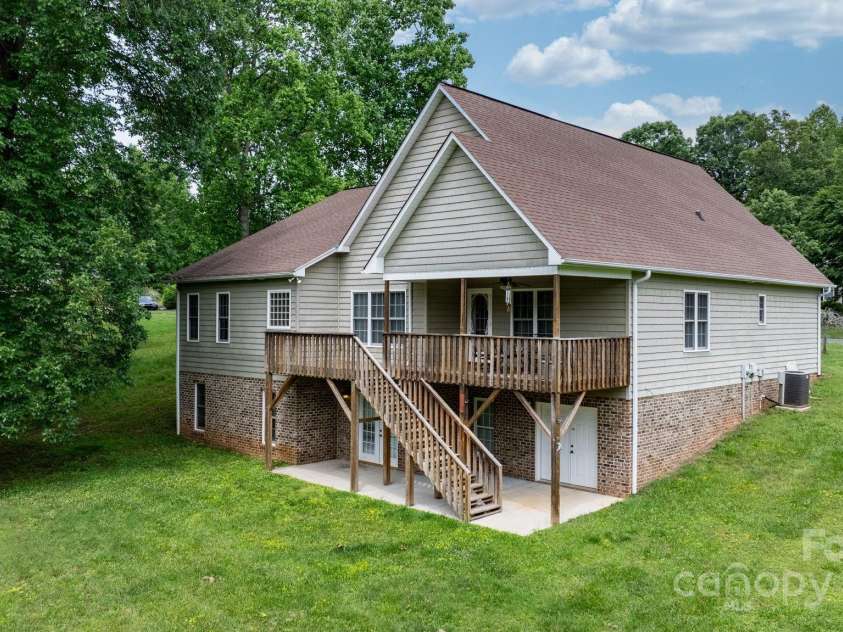 1263 Waterford Drive, Hickory, NC 28602.  MLS# CAR4235247, YatesRealty ID 2631. 