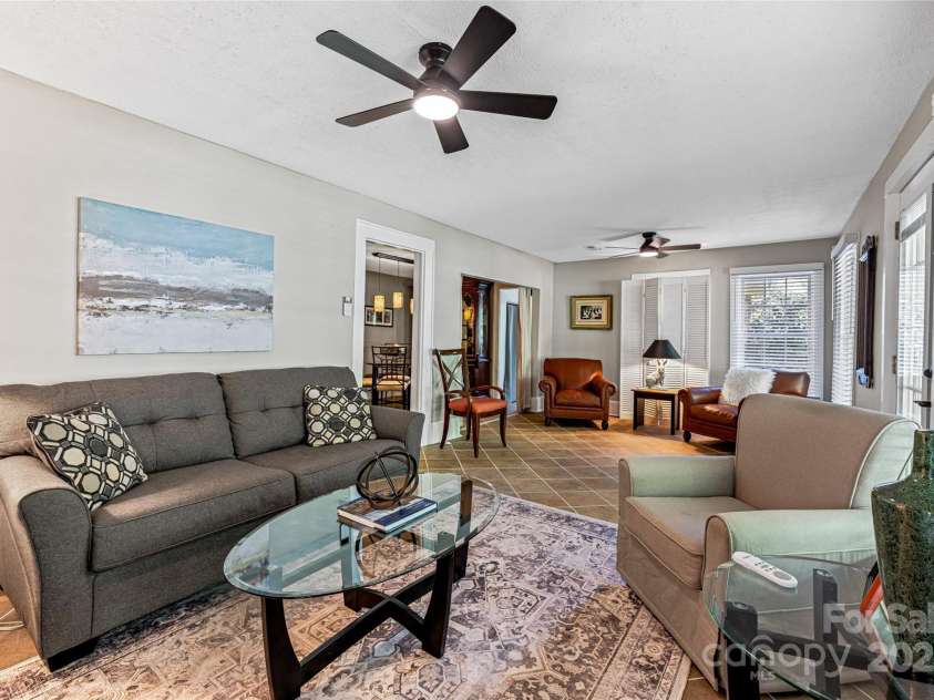 672 Blythe Street, Hendersonville, NC 28739.  MLS# CAR4256161, YatesRealty ID 26312. 