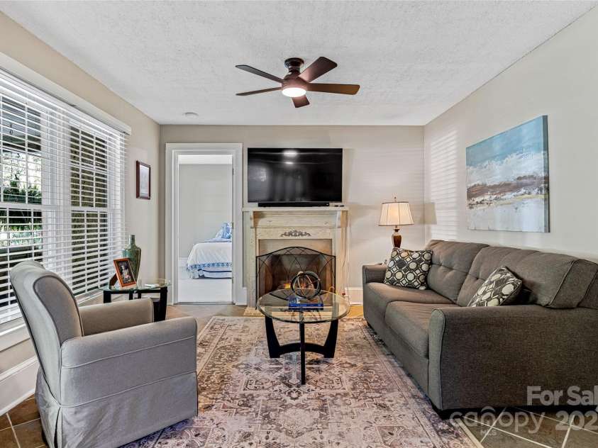 672 Blythe Street, Hendersonville, NC 28739.  MLS# CAR4256161, YatesRealty ID 26312. 