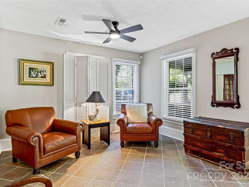 672 Blythe Street, Hendersonville, NC 28739.  MLS# CAR4256161, YatesRealty ID 26312. 