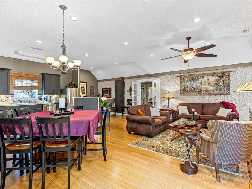 672 Blythe Street, Hendersonville, NC 28739.  MLS# CAR4256161, YatesRealty ID 26312. 