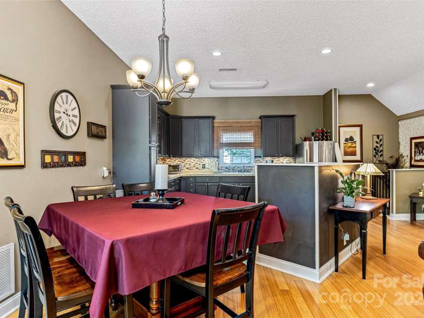 672 Blythe Street, Hendersonville, NC 28739.  MLS# CAR4256161, YatesRealty ID 26312. 