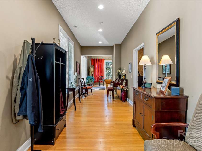 672 Blythe Street, Hendersonville, NC 28739.  MLS# CAR4256161, YatesRealty ID 26312. 