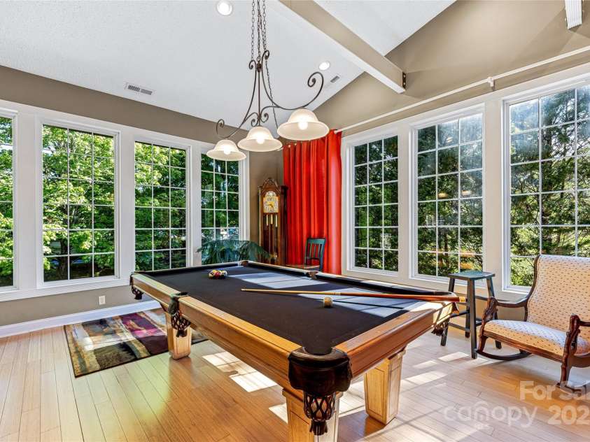 672 Blythe Street, Hendersonville, NC 28739.  MLS# CAR4256161, YatesRealty ID 26312. 