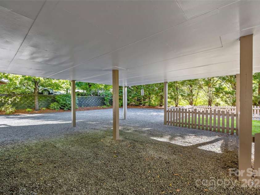 672 Blythe Street, Hendersonville, NC 28739.  MLS# CAR4256161, YatesRealty ID 26312. 