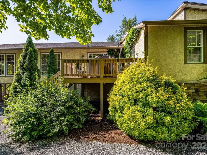 672 Blythe Street, Hendersonville, NC 28739.  MLS# CAR4256161, YatesRealty ID 26312. 