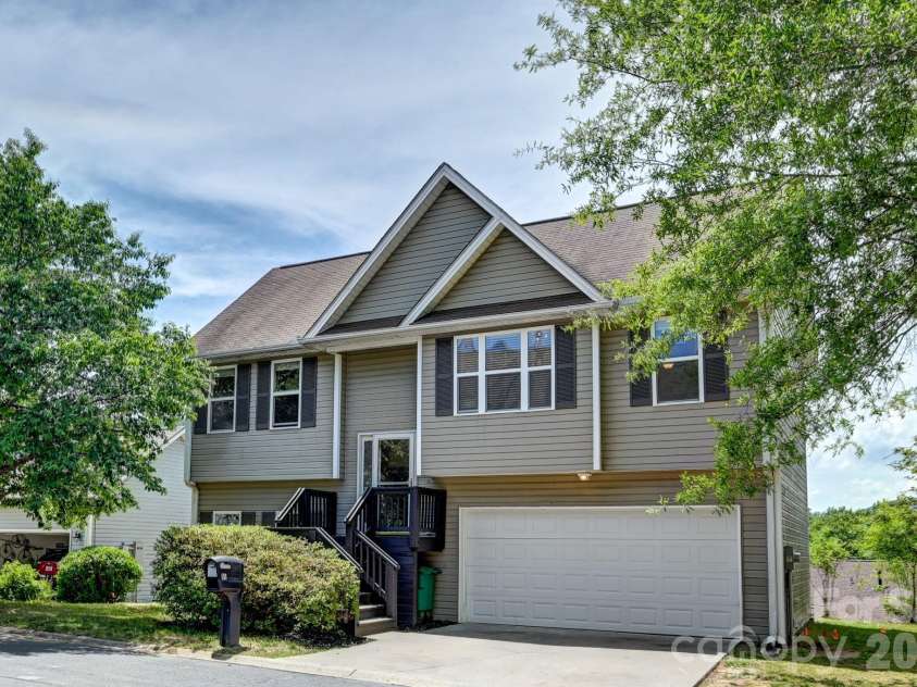 85 Rotunda Circle, Asheville, NC 28806.  MLS# CAR4379680, YatesRealty ID 26312. 