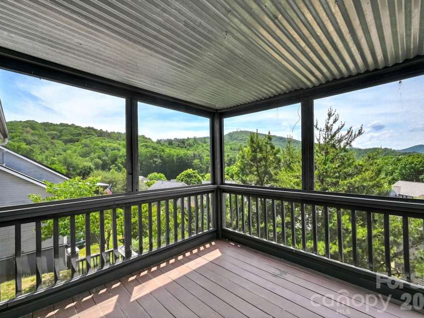 85 Rotunda Circle, Asheville, NC 28806.  MLS# CAR4379680, YatesRealty ID 26312. 