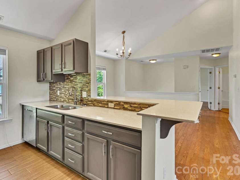 85 Rotunda Circle, Asheville, NC 28806.  MLS# CAR4379680, YatesRealty ID 26312. 